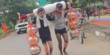 100 किलो गंगाजल लेकर नंगे पांव निकले दो श्रद्धालु, देवघर,गौ माता को राष्ट्रीय दर्जा और लाचारों के लिए आश्रम बनाने का लिया संकल्प