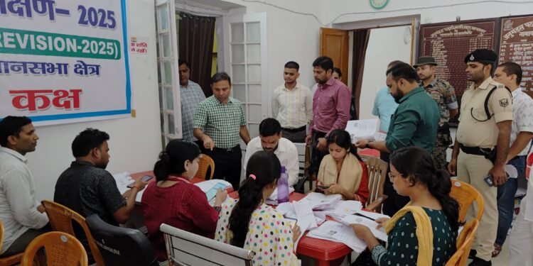 सदर अनुमंडल कार्यालय में बना कंट्रोल रूम,डीएम ने किया निरीक्षण