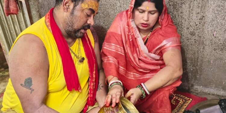 विधानसभा पूर्व प्रत्याशी पूजा समिति अध्यक्ष पप्पू यादव ने शिव मंदिर में पूजा अर्चना किया