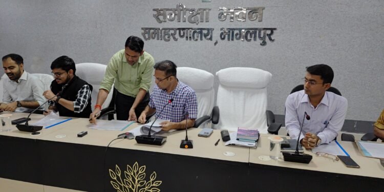 स्वतंत्रता दिवस को लेकर जिलाधिकारी की अध्यक्षता में समीक्षा बैठक,दिए गए दिशा-निर्देश