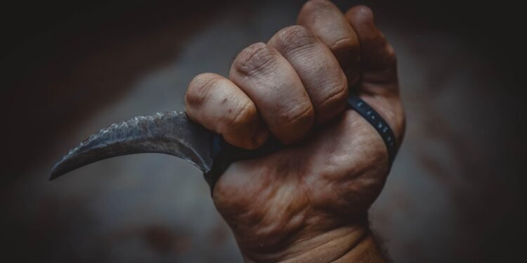 4 फीट जमीन के लिए सगे भाई ने अपने भाई भाभी और भतीजा पर किया कुल्हाड़ी से हमला