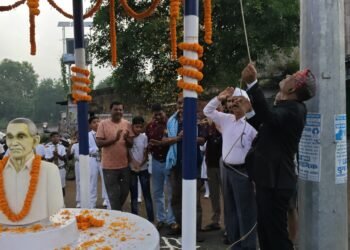 स्वतंत्रता सेनानी लाल मंगला नाथ शाह्देव चौक पर शान से लहराया तिरंगा