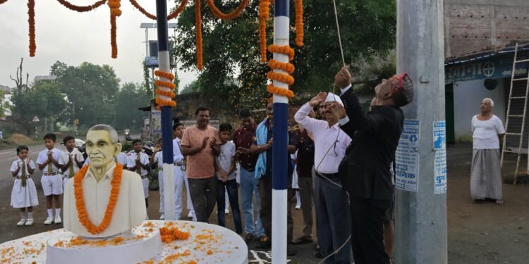 स्वतंत्रता सेनानी लाल मंगला नाथ शाह्देव चौक पर शान से लहराया तिरंगा