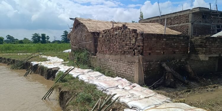 गृह प्रवेश से पहले ही गंगा में समा गया गरीब महिला का आशियाना