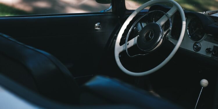 जाम में फसी विधायक कि गाड़ी तो बिना हेलमेट तीन सवारी मोटर साईकिल से निकले