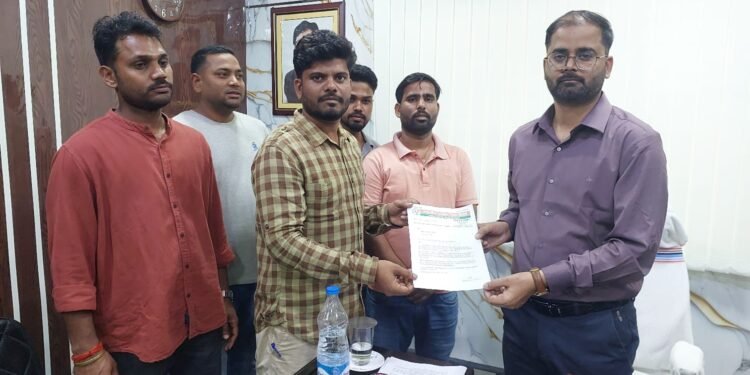 गड्ढों और धूल से परेशान लोग,युवा मोर्चा ने लगाई मरम्मत की गुहार