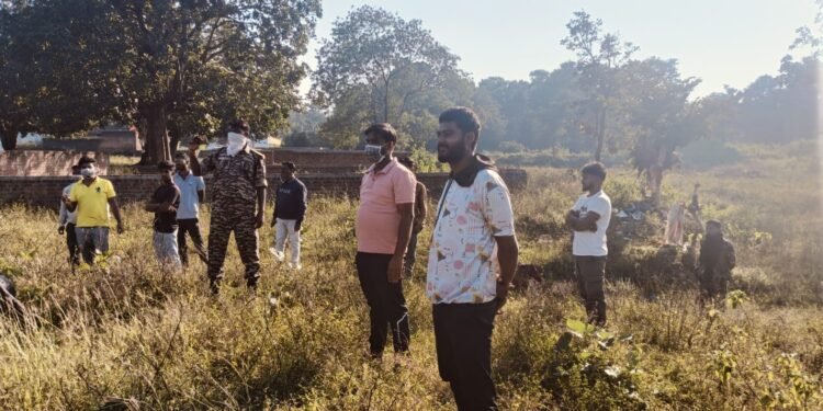 अज्ञात महिला का देवनद तट पर हुआ अंतिम संस्कार: दुर्गंध फैलने के बाद हुई जानकारी, युवा भारत चंदवा ने निभाया मानवता का फर्ज