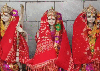 जब कड़ाके की ठंड में भगवान को भी लगी ठिठुरन,भागलपुर के मंदिरों में पहनाए गए गर्म वस्त्र