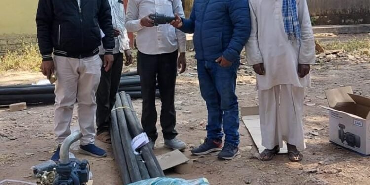 भूमि संरक्षण योजना से किसानों को मिली सिंचाई की मजबूती, रविराज ने किया पम्प सेट वितरण