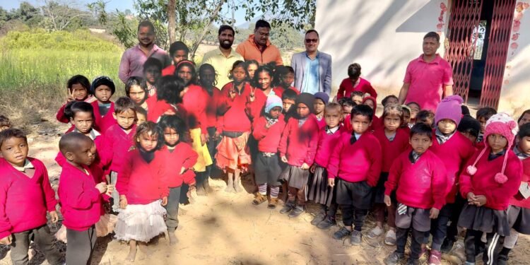 मकर संक्रांति पर बच्चों के बीच गर्म वस्त्र व चॉकलेट का वितरण