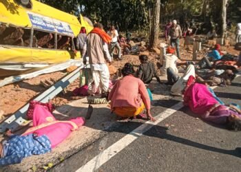 जिले के महुआडांड़ घाटी में बस पलटी