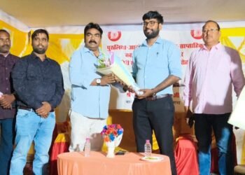 टोरी जंक्शन पर आनंद विहार–पुरुलिया एक्सप्रेस का भव्य स्वागत, विधायक प्रकाश राम ने दिखाई हरी झंडी