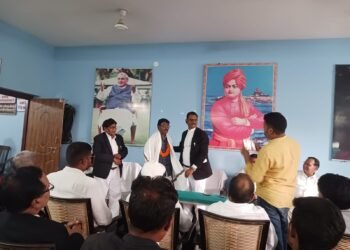 अधिवक्ताओं ने जनप्रतिनिधियों का गर्मजोशी के साथ स्वागत किया