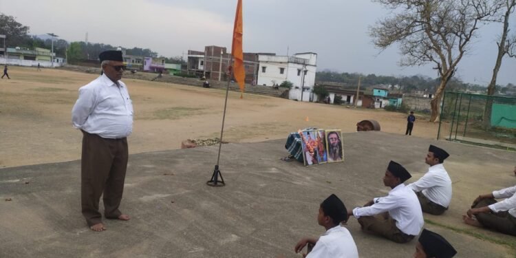 नववर्ष:राष्ट्रीय स्वयंसेवक संघ चंदवा ने आदि सरसंघचालक को किया प्रणाम