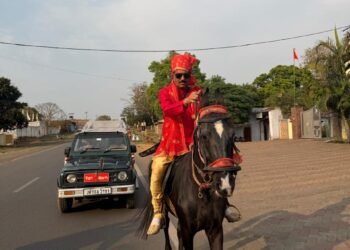 रामनवमी में दिखा रजवाड़ा स्टाइल, घोड़े पर अरविंद शाहदेव व पीछे जिप्सी बनी आकर्षण का केंद्र