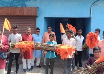 भारतीय नववर्ष के स्वागत में मंगलवार को चंदवा पूरी तरह भगवामय नजर आया