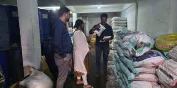 चंदवा में खाद एवं बीज भंडारों पर संयुक्त छापेमारी, कई दुकानों का हुआ निरीक्षण