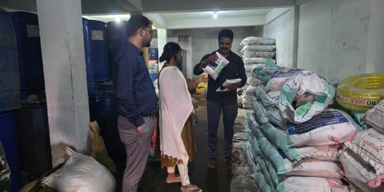 चंदवा में खाद एवं बीज भंडारों पर संयुक्त छापेमारी, कई दुकानों का हुआ निरीक्षण