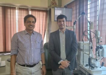 अस्पताल में मिले झारखंड के दो चेहरे,आंखों की जांच से शुरू हुई बात पहुंची गांव-जंगल और भविष्य तक