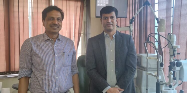 अस्पताल में मिले झारखंड के दो चेहरे,आंखों की जांच से शुरू हुई बात पहुंची गांव-जंगल और भविष्य तक